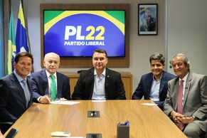 Flávio Bolsonaro manifesta interesse em ACM Neto e critica gestão do PT na Bahia